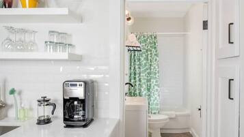 Ducha, secador de pelo y toallas