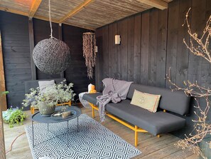 Terrace/patio - Ruime Villa met Grote Tuin aan de Voet van de Schoorlse Duinen (Schoorl)