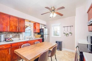 冷蔵庫、電子レンジ、オーブン、コンロ