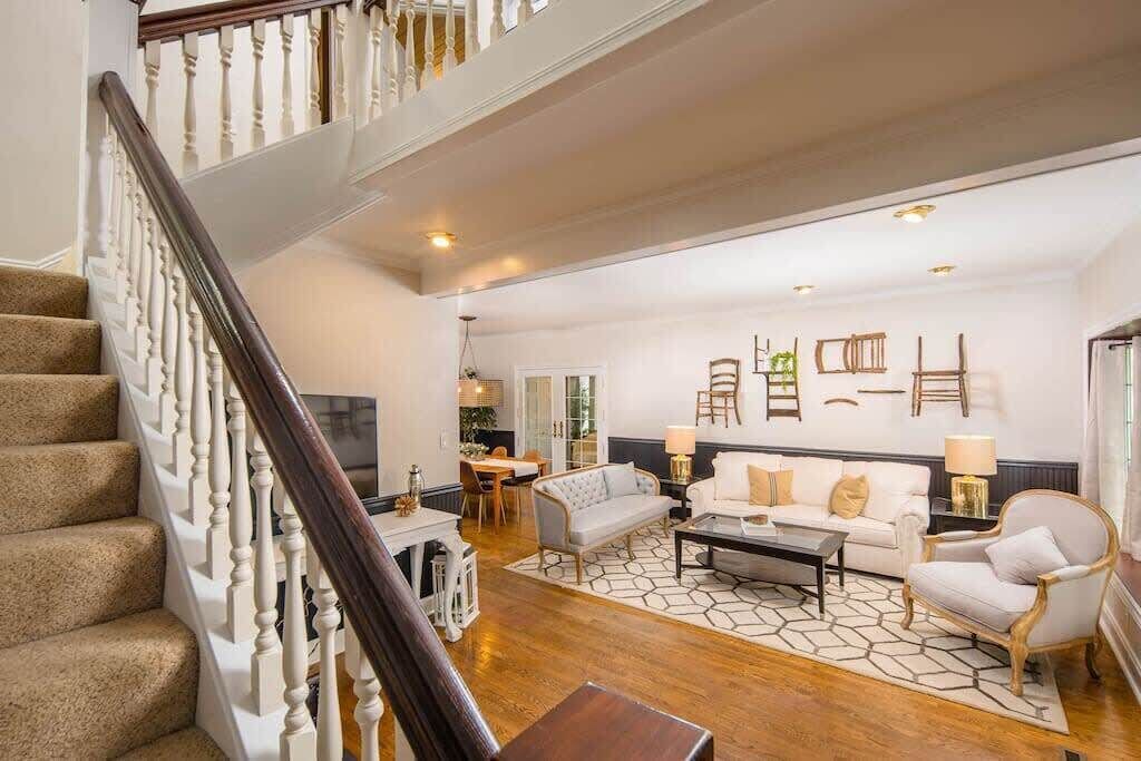 Una televisión, una oficina