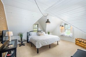 4 bedrooms, iron/ironing board, WiFi, bed sheets
