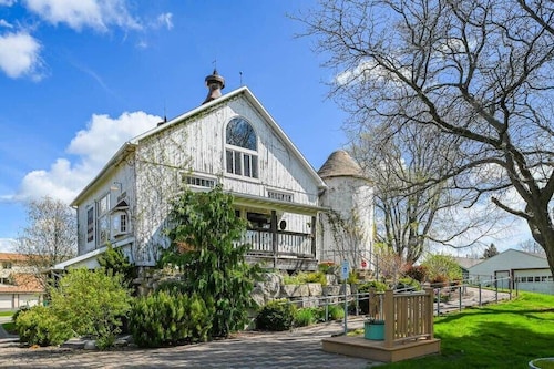 Renovated Farmhouse with Game Barn & Firepit Fun