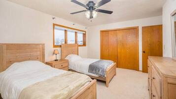 3 bedrooms, iron/ironing board, WiFi, bed sheets