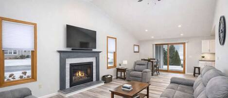 Télévision, cheminée, espaces bureaux