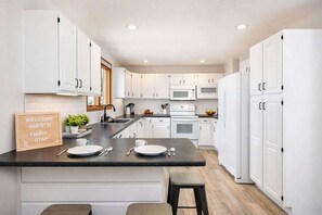 雪櫃、微波爐、焗爐、爐具