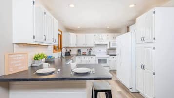 Een koelkast, een magnetron, een oven, een kookplaat