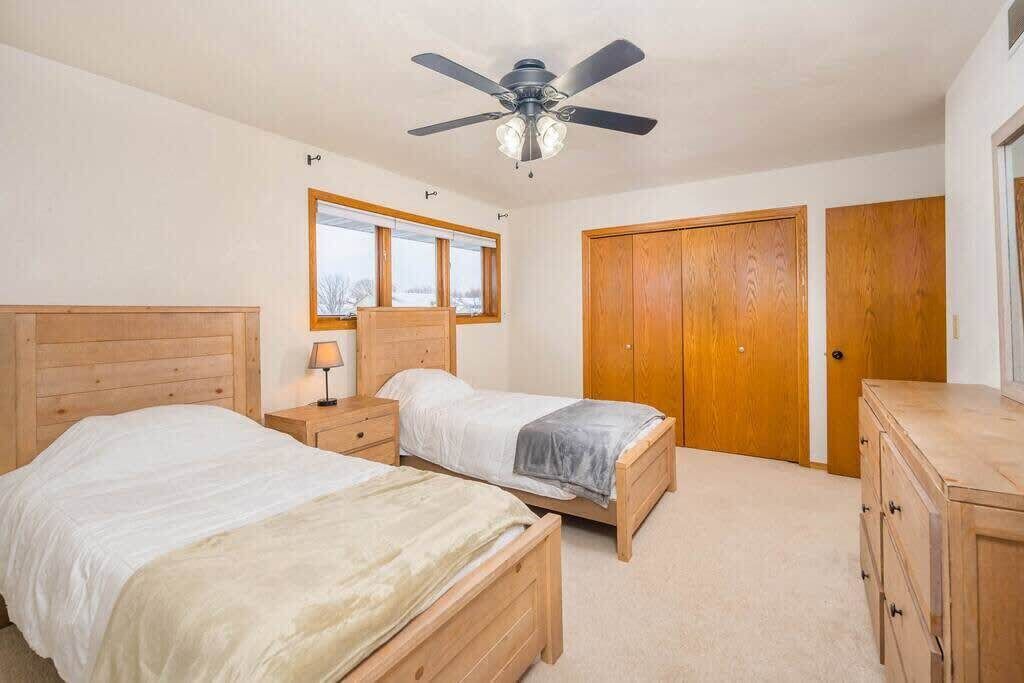 3 slaapkamers, een strijkplank/strijkijzer, wifi, beddengoed