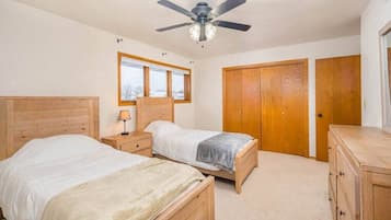 3 slaapkamers, een strijkplank/strijkijzer, wifi, beddengoed