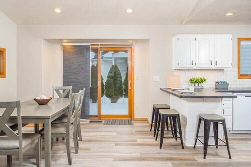 Modern Townhouse - Patio & Parking, Near Downtown!