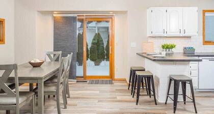 Modern Townhouse - Patio & Parking, Near Downtown!