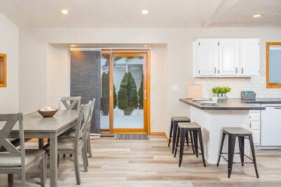 Modern Townhouse - Patio & Parking, Near Downtown!