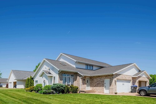 Modern Townhouse - Patio & Parking, Near Downtown!