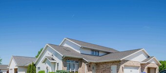Modern Townhouse - Patio & Parking, Near Downtown!