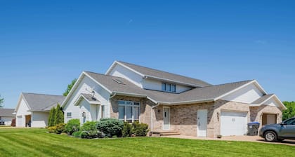 Modern Townhouse - Patio & Parking, Near Downtown!