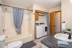 Shower, hair dryer, towels - Stylish Townhouse w/ Patio & Free Parking (Appleton)