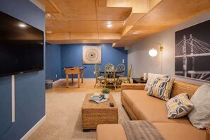 Télévision, cheminée, espaces bureaux