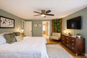 3 bedrooms, desk, iron/ironing board, WiFi - Charming Home in Family Neighborhood w/Fenced Yard (Appleton)