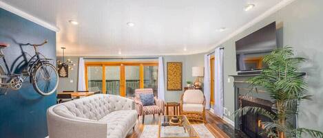 Fernseher, Kamin, Arbeitsbereiche