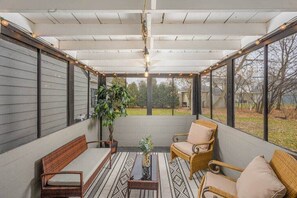 Terrace/patio - Crisp AND Clean  4 bedroom  2 bath  sleeps 9 (Appleton)