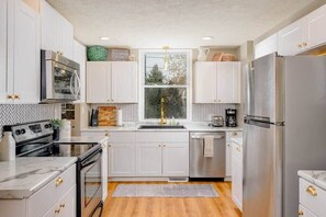 Fridge, microwave, oven, stovetop - Crisp AND Clean  4 bedroom  2 bath  sleeps 9 (Appleton)