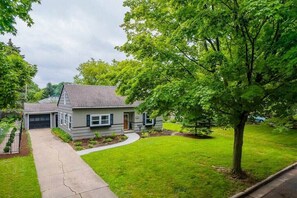 Exterior - Crisp AND Clean  4 bedroom  2 bath  sleeps 9 (Appleton)