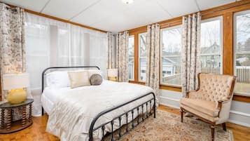 4 bedrooms, iron/ironing board, WiFi, bed sheets