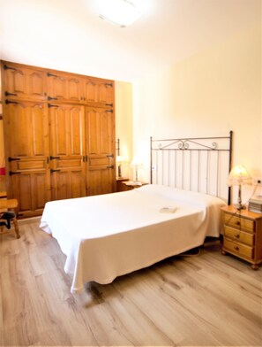 3 bedrooms, iron/ironing board, WiFi