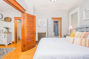 4 bedrooms, desk, iron/ironing board, WiFi - -Spacious Downtown Character Home 4 bedroom 3 bath (Appleton)