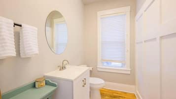 Ducha, secador de pelo y toallas