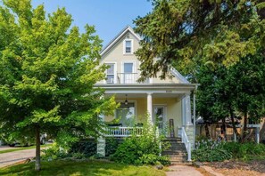 A two-story house with a front porch, a mailbox, and a number '609' on the front. - Charming Downtown Home w/ Modern Kitchen (Appleton)