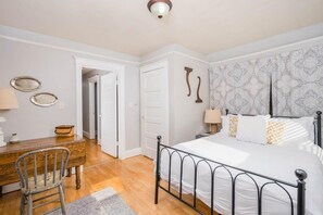 4 bedrooms, desk, iron/ironing board, WiFi - -Spacious Downtown Character Home 4 bedroom 3 bath (Appleton)