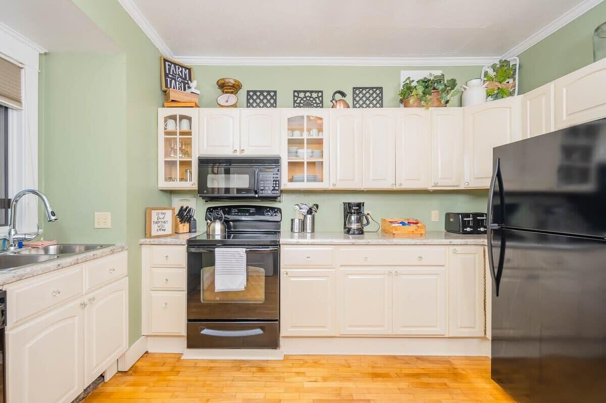 冷蔵庫、電子レンジ、オーブン、コンロ