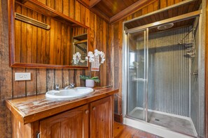 Separate tub and shower, hair dryer, towels, soap - StayAU 1BR Rustic Picturesque Cottage (Badger Creek)