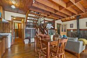 En 50-tommers LED-TV med kabel-kanaler samt DVD-spiller