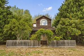 Exterior - StayAU 1BR Rustic Picturesque Cottage (Badger Creek)
