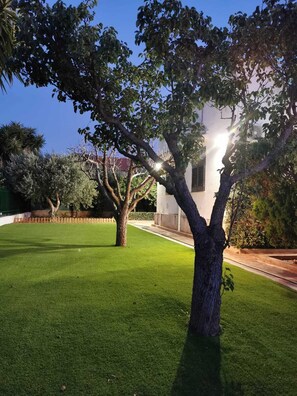 Property grounds - Bring the family to this fantastic accommodation with plenty of room for fun (Carini)