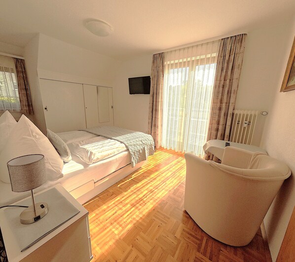 1 habitación, tabla de planchar con plancha y cuna de viaje