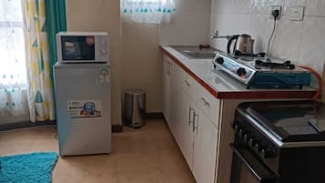 Estudio City | Cocina privada | Frigorífico y utensilios de cocina