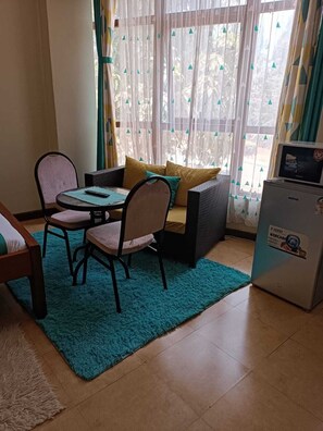 Estudio City | Zona de estar | Smart TV de 24 pulgadas con canales digitales