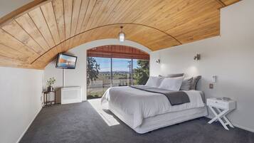 6 habitaciones, escritorio y tabla de planchar con plancha