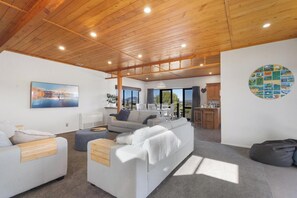 Smart TV, fireplace - Panoramic mountain and rural views - central to key destinations
 (Te Awamutu)