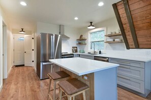 Fridge, microwave, oven, stovetop - Sauna, cold plunge, Pet friendly (Branson)