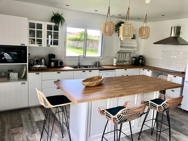 Fridge, microwave, oven, stovetop - "louisianne" Maison Neuve Avec Piscine Entre mer et Campagne Pour 6 Personnes (Chambon)