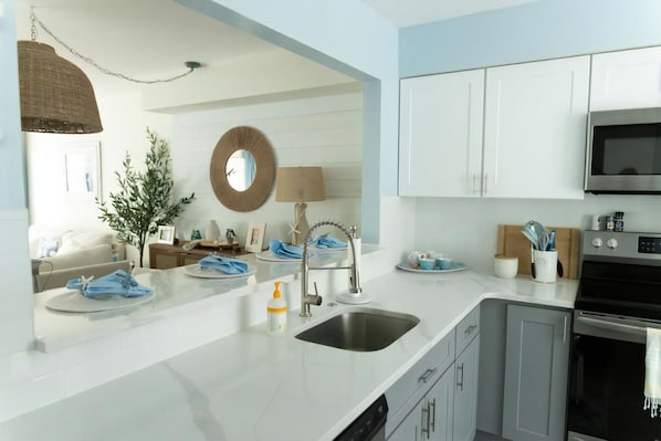 Kühlschrank, Ofen, Geschirrspüler, Wasserkocher mit Kaffee-/Teezubehör