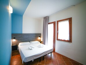 Iron/ironing board, bed sheets - Residence Rocce Rosse (Trinità d'Agultu e Vignola)
