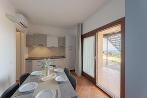 Refrigerador con freezer, placa de cocina, utensilios de cocina, freezer