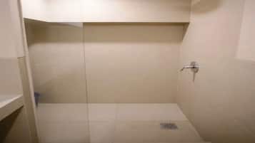 Deluxe Double Room | Bathroom | Shower, towels, soap