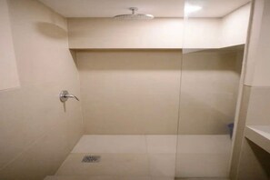 Dobbeltrom – deluxe | Bad | Dusj, håndklær og såpe