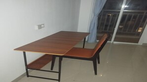Ein Essbereich mit einem Holztisch und zwei Stühlen.