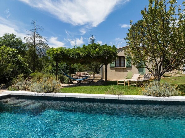 Outdoor pool - Maison Avec Piscine au Cœur de la Nature. Vue sur les Aiguilles de Bavella (Sari solenzara)